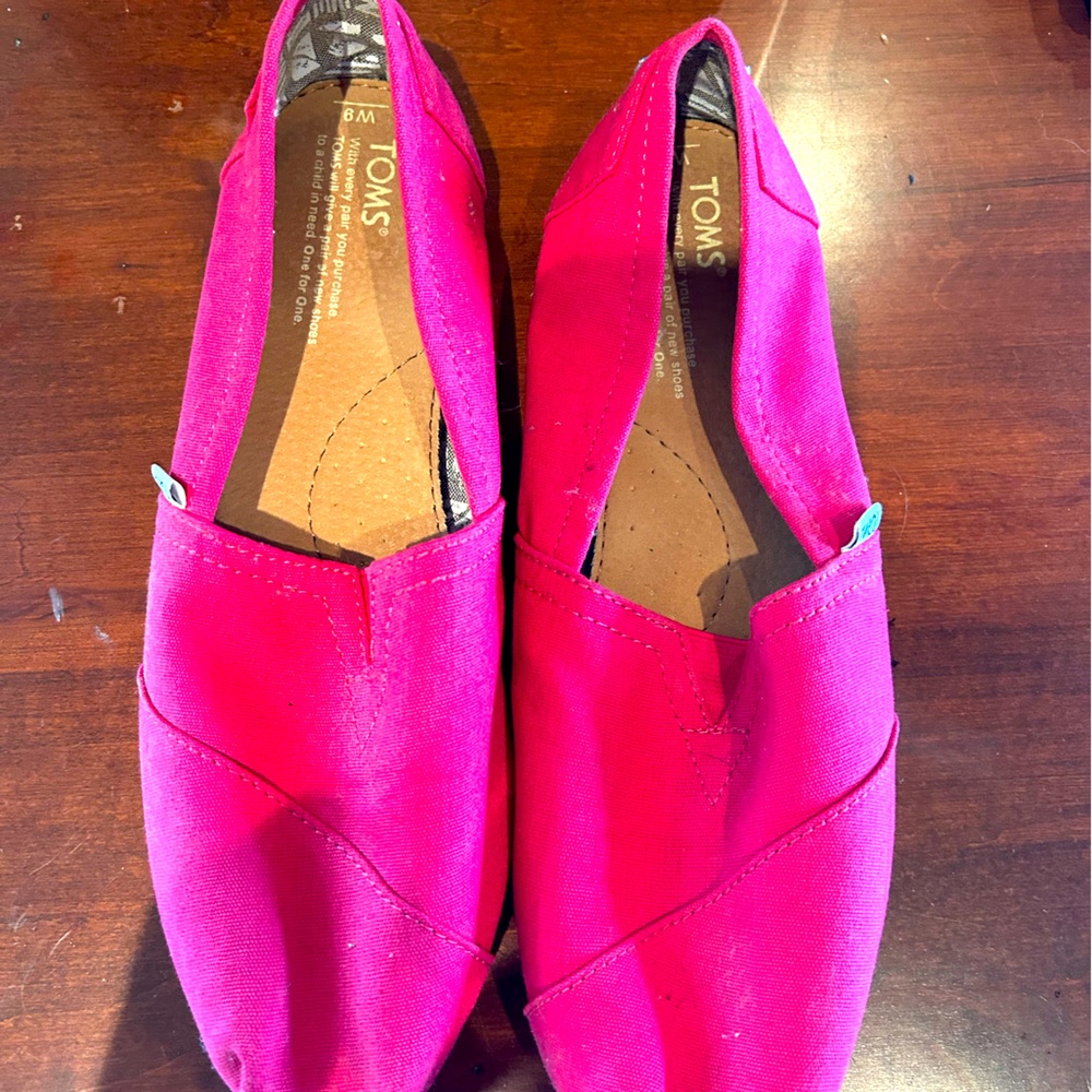 Women’s Tom’s shoes in great condition.  Barely worn